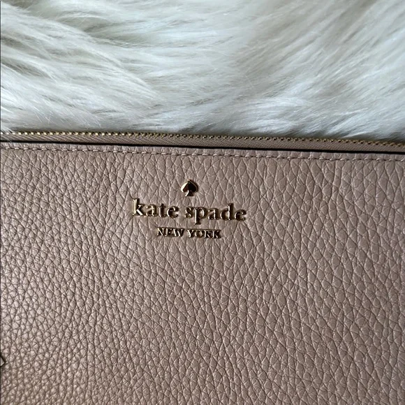 Kate Spade New York Leila Pebbled Leather Warm Beige Wristlet 8 x 5 - Picture 3 of 6